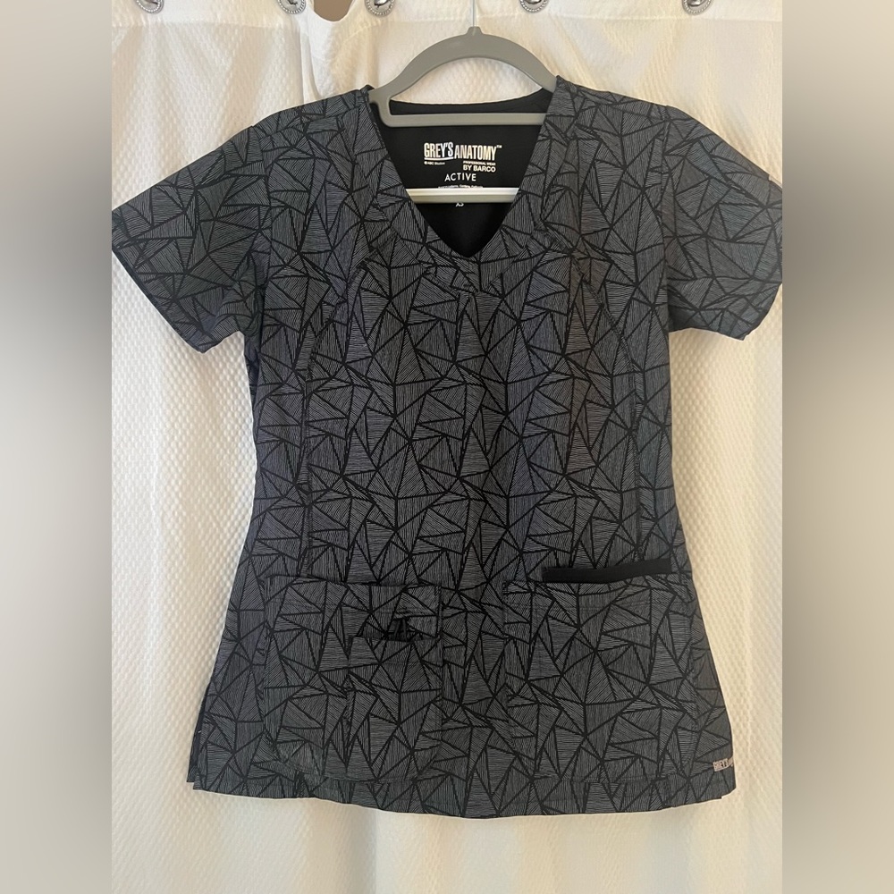 Grey’s Anatomy Active black & gray xsmall scrub top